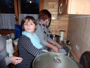 Tanja Fröndgen mit Tochter Anna beim Spülen