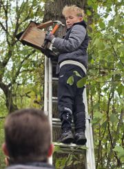 Luis Dahmen bei einer kleinen Reparatur.jpg